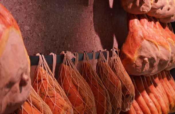 Prosciutto - Da maiali allevati e macellati in Friuli - Salumificio Loris Pantarotto